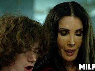 Reife Mutter und Stiefsohn erkunden intime Berührungen in privaten Momenten