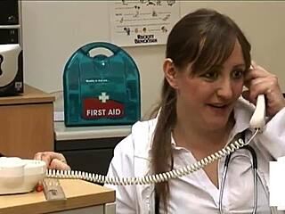 Kleiner Schwanz-Patient 18+, willst du wissen, wie Femdom-Krankenschwestern im Krankenhaus wichsen?