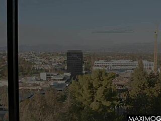 Hotelska soba postane divja z Adria Rae intenzivno pičko akcijo