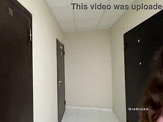 Prekleto! Sprehod po gozdu se spremeni v divji seks z seksi vodnico!