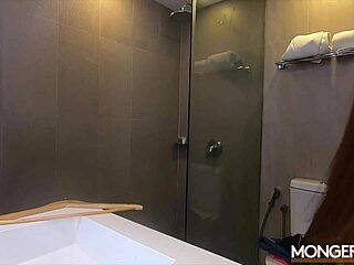 Désespérée pour un job, elle se penche pour baiser le boss