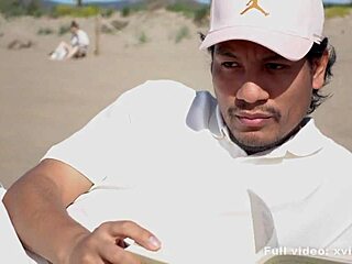 O sadece plajda kitap okuyor, ama o ona ne yapıyor?