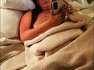 Mamá se toca viendo al colega joven pajearse con ganas