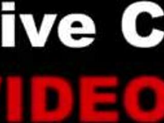 O sadece plajda kitap okuyor, ama o ona ne yapıyor?