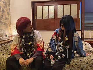 Asiatisk kone i Halloween cosplay deepthroater