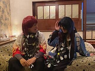 Asiatisk kone i Halloween cosplay deepthroater