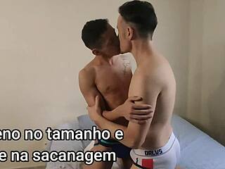 O pequeno aguenta uma rola forte no rabo.