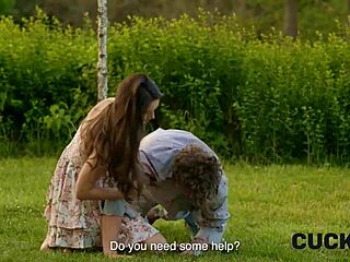 פעם, אישה עבדה ברחובות תחת אורות הערב