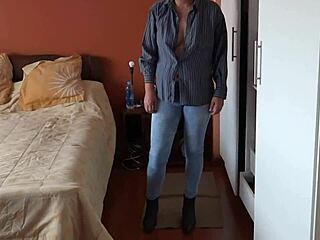 女仆看着丈夫手淫，而我穿衣服上班