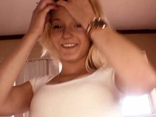 18-årig blondin med stora bröst blir knullad på pilatesboll, galet! 😲