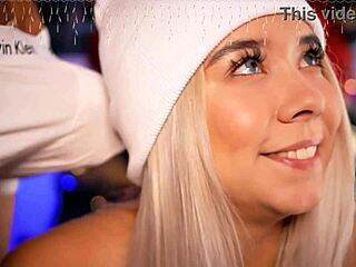 金发婊子在摄像头前挑逗和口交