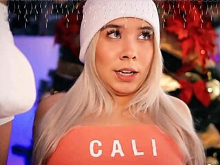 金发婊子在摄像头前挑逗和口交