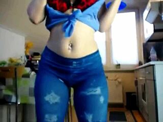 sexydea plays solo on live webcam