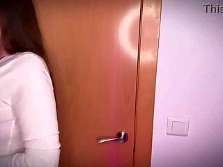 Enteado pega o pauzão da madrasta no roleplay de escritório.