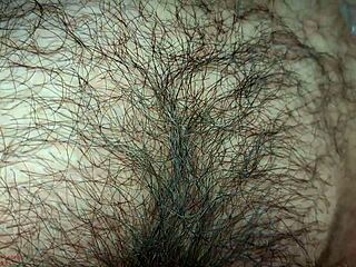 Karina taquine en jupe relevée avec sucette et gros seins