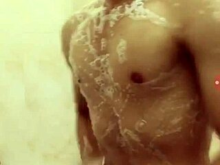 Show gay explosif sous les projecteurs