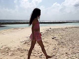 Beauté mince pisse sur une plage des Maldives, douche dorée sur ses lunettes !
