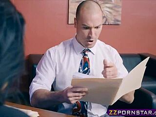 Pekerja pejabat susu besar stoking mahir hisap zakar dan anal