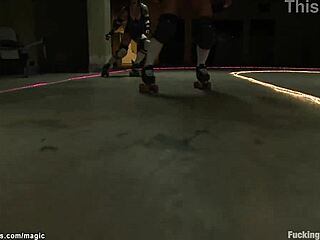 Después de roller derby, estas lesbianas se ponen salvajes con juguetes! 🔥