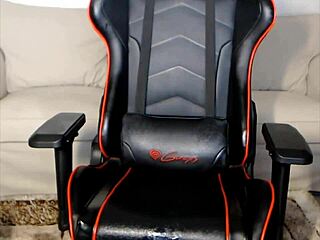 Cam girl produces tons of grool on camgirlsamateur.com