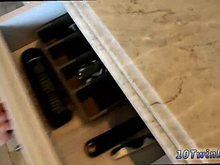 Pertama kali fun bareback sama twink di rumah