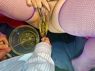 Hast du schon mal so eine Nahaufnahme von Cum und Piss-Action gesehen?