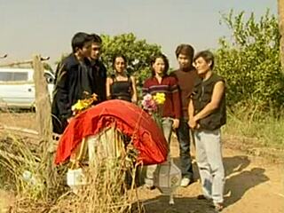 Tu veux voir une ado Filipina chaude sucer en plein air comme ça ?