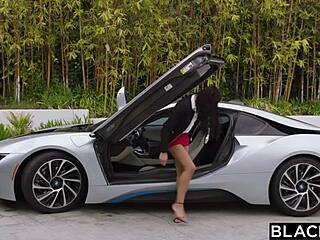 Hey, willst du sehen, wie ein weißes Mädchen einen riesigen BBC nimmt?