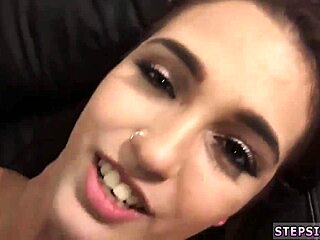 תחת של בחורה צעירה מלא בזרע בגנגבנג, מוצצת את הזין של האח החורג