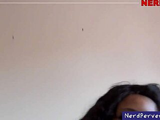 Чёрная секси девчонка с сочной жопой раздевается и сосёт