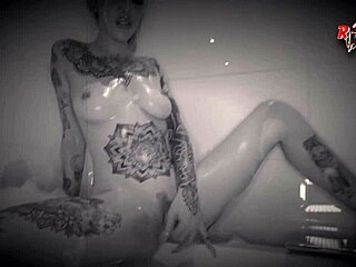 Cassidy Luxe泳池撩骚露奶