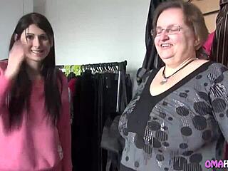 Эй, давай затащим эту горячую бабулю в постель с нами!