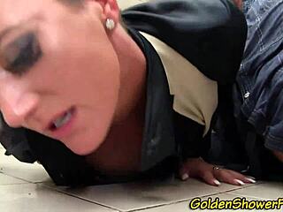 שפחה פטישית נרטבת בזרע!