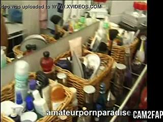 Diversión en baño con maduras amateurs volviéndose salvajes y calientes