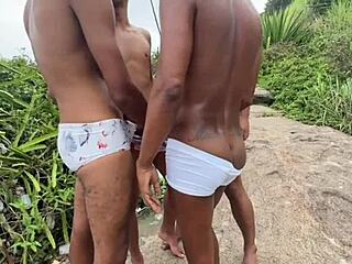 Orgia na praia com curvy e big cock