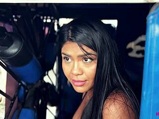 Šel jsem nakupovat na trh a neměl jsem drobné na mototaxi, tak jsem řidiči zaplatil jinak úplně v červeném - Roxy Hot