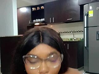 Mi hermanastra me enseña lo rico que se siente una paja con las tetas