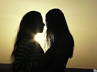 Láttad már a nagymellű orosz Kira Queent forró leszbikus játékban?