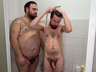 نيك بدون واقي شديد في الدش مع قضيب وحش