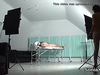 出轨英国熟女Sonia秀巨乳😏