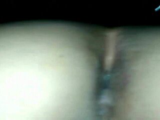 Жена наслаждается расслабляющим массажем от мужа