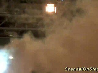 Aşırı Sıcak Kız Halk Sahnesinde Sertçe Fışkırıyor, Vahşi Striptiz Gösterisinde