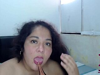 me encanta sucking my high heels as hot culona