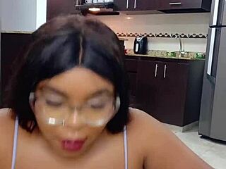 Mi hermanastra me enseña lo rico que se siente una paja con las tetas