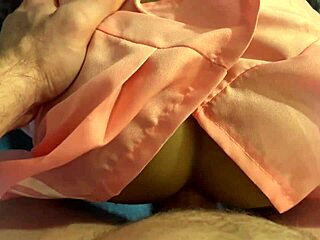 Azgın adam, vahşi fetiş oyunu için silikon seks bebeğini kitaptan çıkarıyor.