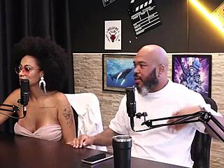 Секси Тифани Роша показва цици в прозрачно червено бельо. Бразилски гангбанг и съвети за двойно проникване!