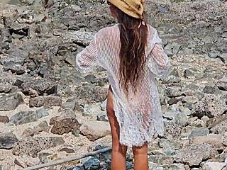 向邻居炫耀户外暴露，在裙子里超性感！ 👀