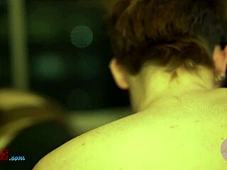 金发书呆子被舔屁股和猛干