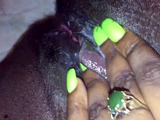 Prstkam tesno črno kremo rožnato pičko, da kaplja