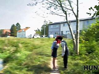 צפיתי בזונה ג'ינג'ית מציגה את השדיים הטבעיים שלה וכישוריה בציבור!